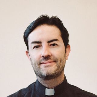 Headshot on a plain background of Fr. Goyo Hidalgo, a priest in the Archdiocese of Los Angeles, a singer-songwriter, and a social media evangelist